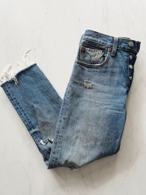 Levi’s 501 Jeans 26 Distressed Light Wash Cropped Raw Hem 100% Cotton